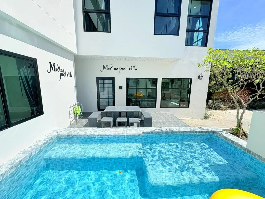 Medina Pool villa M4 บางแสน สูงสุด 16 คน