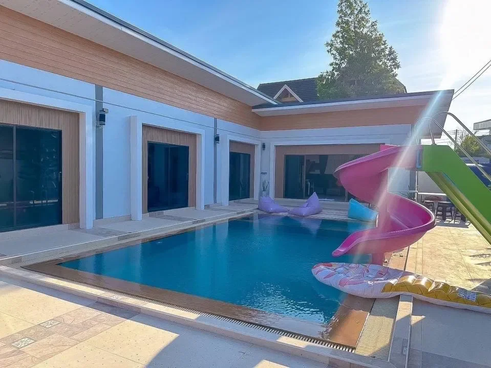 Sea Hill Pool Villa สัตหีบ สูงสุด 12 คน