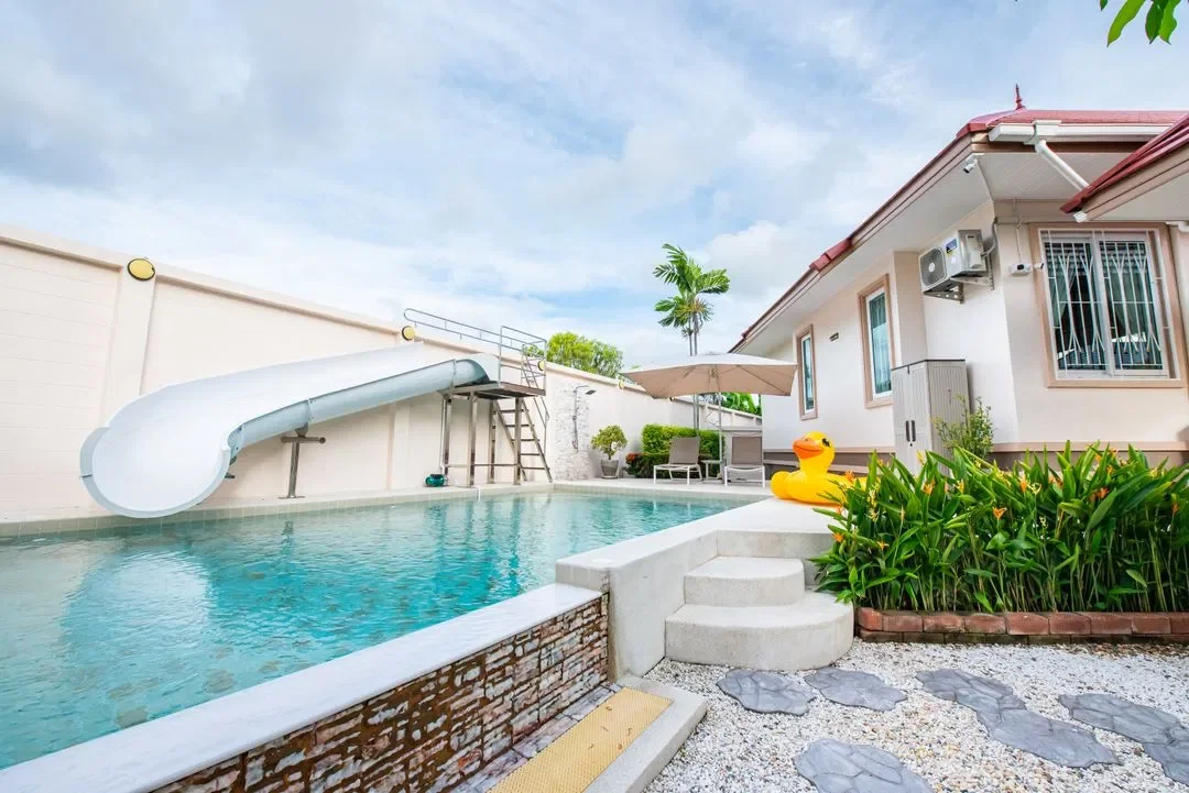By The Beach Pool Villa สัตหีบ สูงสุด 15 คน