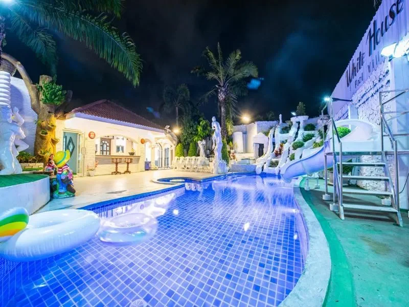 White House Pool Villa (บางเสร่) สัตหีบ สูงสุด 18 คน
