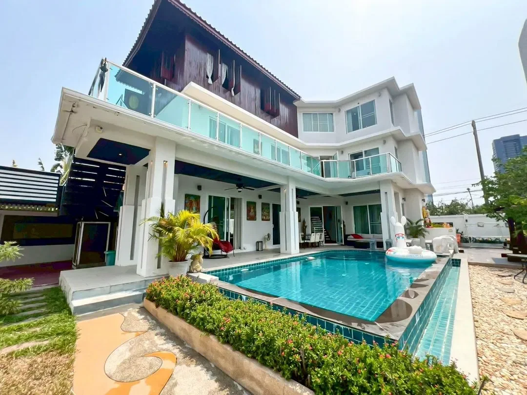 วันดี วิลล่า พัทยา Pattaya Up to 22 guests
