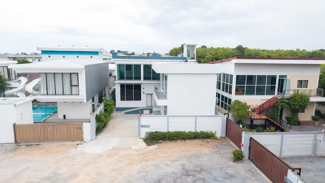 Glass House B8 Pattaya Up to 30 guests