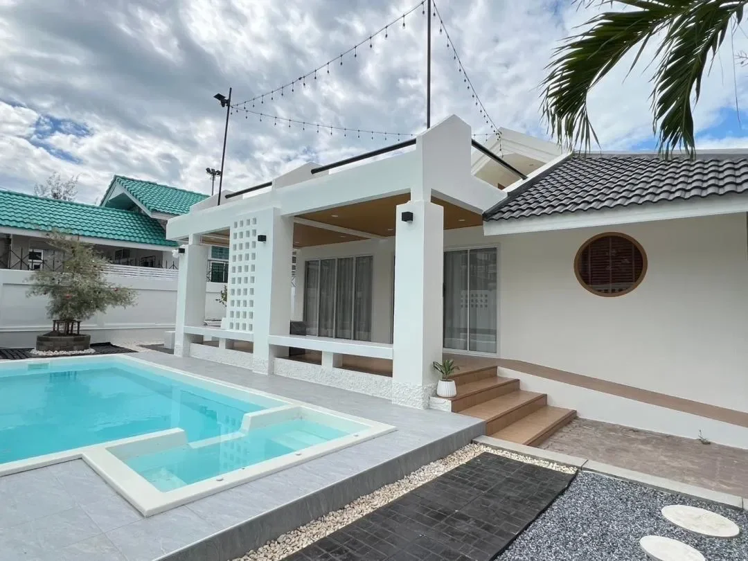 บ้านแสงจันทร์พูลวิลล่าระยอง - saengchan pool villa rayong ระยอง สูงสุด 15 คน