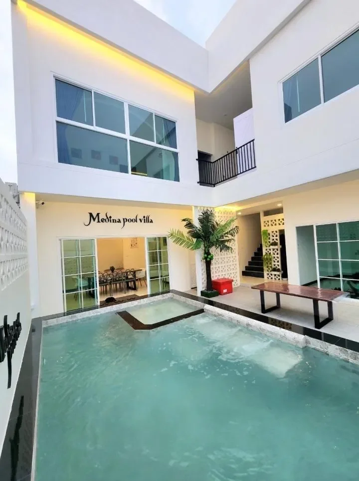 Medina Pool villa M2 บางแสน สูงสุด 12 คน