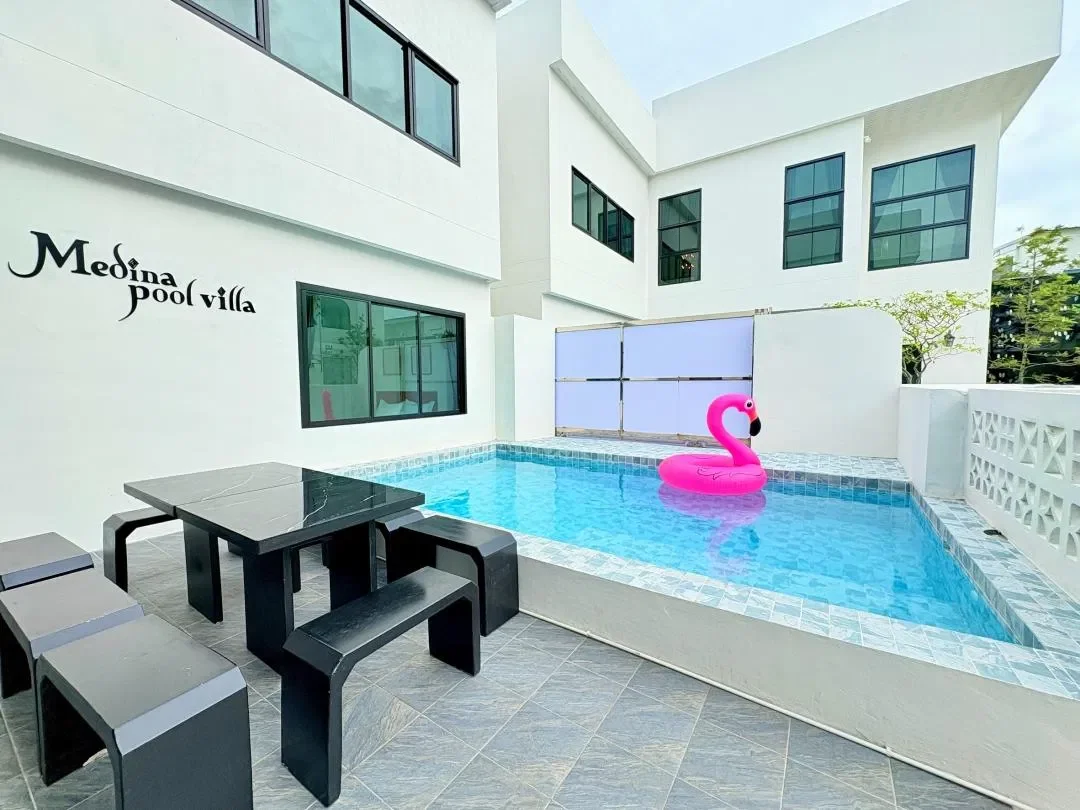 Medina Pool villa M5 บางแสน สูงสุด 16 คน